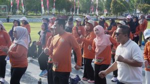 Hadiri Jalan Sehat PGRI, Akbar Tanjung Komitmen Kawal Kesejahteraan Guru