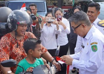 Meriahkan HUT RI, Bupati Kutim Bagikan 1.000 Bendera Gratis