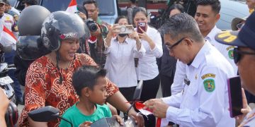 Meriahkan HUT RI, Bupati Kutim Bagikan 1.000 Bendera Gratis